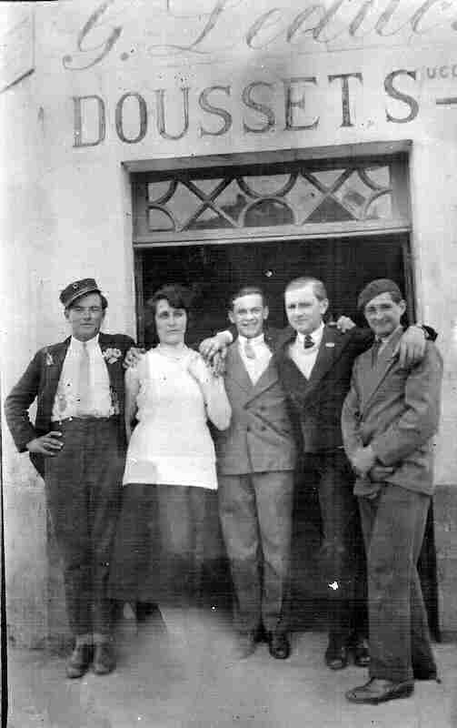 Devant le café Dousset vers 1940 À droite, Eugène Charriau (coll. D. Charriau)